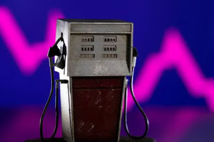 Pompa Bensin Terlihat di Depan Grafik Penurunan Stok 