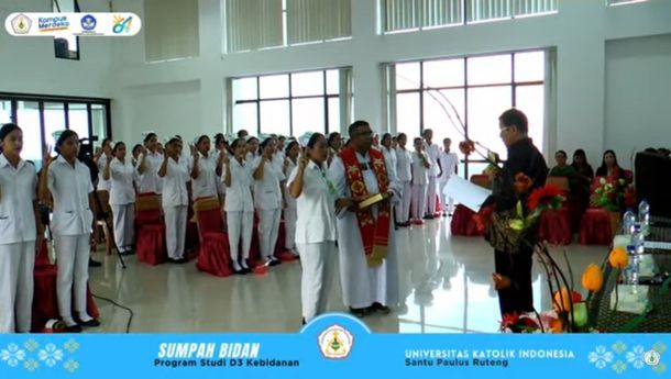 Jelang Wisuda, 81 Lulusan Prodi Kebidanan Fikes Unika St Paulus Ruteng Ikrarkan Sumpah Bidan