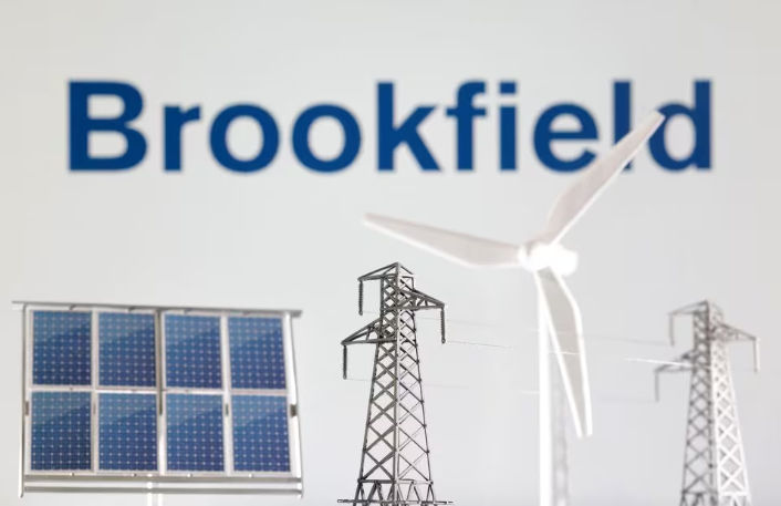 Ilustrasi Miniatur Kincir angin, Panel Surya, dan Tiang Listrik Terlihat di Depan Logo Brookfield Renewable (Reuters/Dado Ruvic)