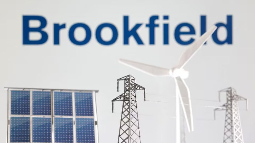 Ilustrasi Miniatur Kincir angin, Panel Surya, dan Tiang Listrik Terlihat di Depan Logo Brookfield Renewable