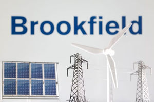 Ilustrasi Miniatur Kincir angin, Panel Surya, dan Tiang Listrik Terlihat di Depan Logo Brookfield Renewable