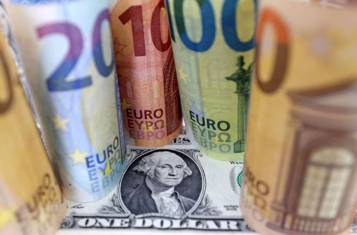 Ilustrasi Uang Kertas Dolar AS dan Euro (Reuters/Dado Ruvic)