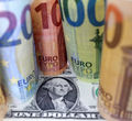Ilustrasi Uang Kertas Dolar AS dan Euro