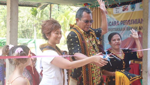 Didampingi Founder Taman Bacaan Pelangi Nila Tanzil, Bupati Nagekeo Resmikan Perpustakaan Ramah Anak di Kecamatan Keo Tengah