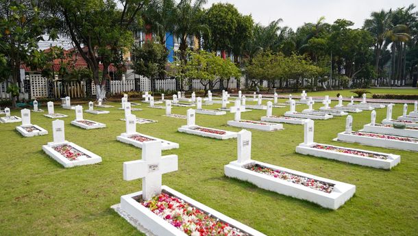 Peringati Hari Pahlawan, Wamenparekraf Tabur Bunga di TMP Kusuma Bangsa Surabaya