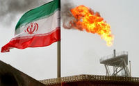 Sebuah Suar Gas di Anjungan Produksi Minyak Terlihat di Samping Bendera Iran