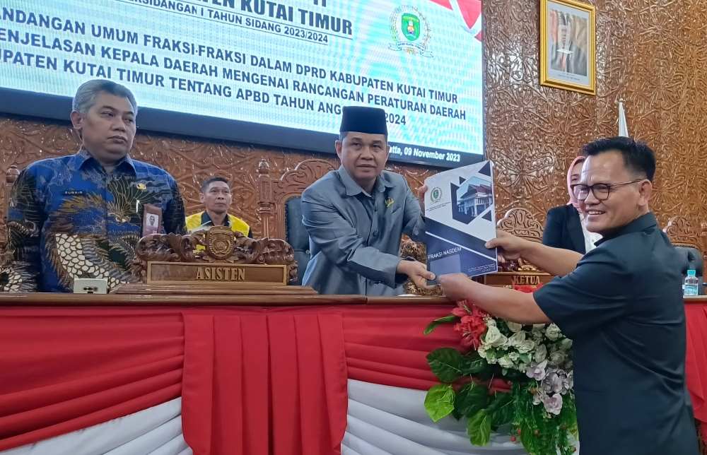 Jurubicara Fraksi NasDem, Kajan Lahang menyerahkan pandangan fraksinya atas nota RAPBD Kutim 2024. 