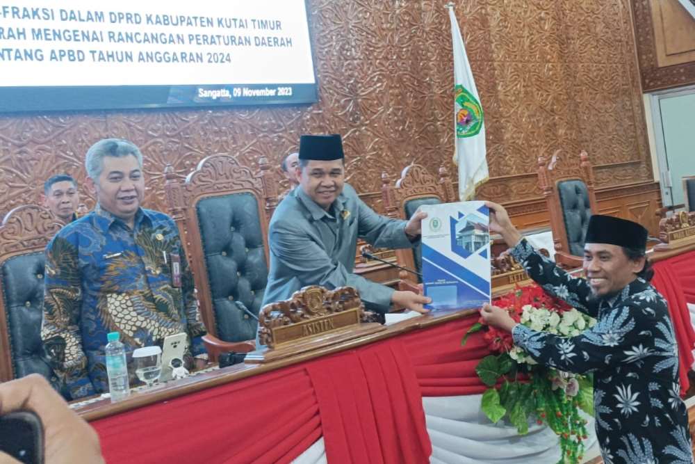 Fraksi Amanat Keadilan Berkaya menyerahkan tanggapan atas nota penjelasan Bupati Kutim atas APBD 2024.