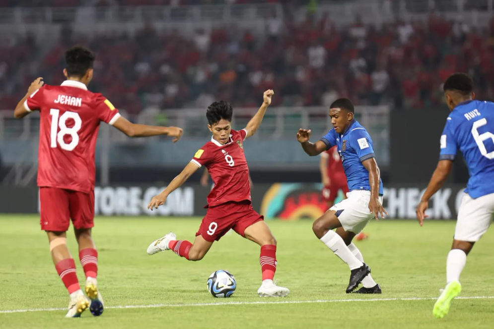  Permainan apik ditunjukkan Timnas U-17 Indonesia pada laga perdana di Piala Dunia U-17 2023. Garuda Muda bermain imbang 1-1 saat menghadapi Ekuador dalam laga pertama Grup A di Stadion Gelora Bung Tomo, Surabaya, Jumat, 10 November 2023 malam.