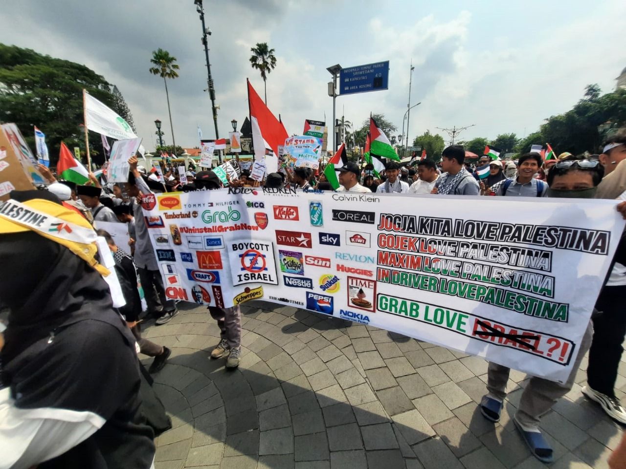 Aksi Bela Palestina di Titik Nol Yogyakarta juga diwarnai dengan desakan untuk boikot Grab.