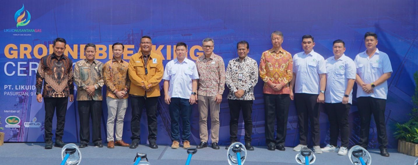 Foto bersama usai peresmian LNG Plant di Kawasan Industri PIER. 
