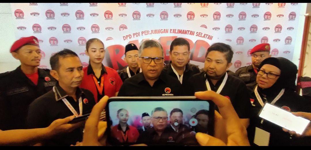 Sekjend PDI Perjuangan Hasto Kristiyanto memberikan keterangan kepada awak media usai Rakerda PDIP Kalsel (Foto : Ahmad Husaini)