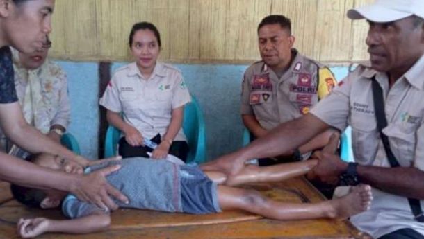 Bhabinkamtibmas Desa Boru, Kecamatan Wulanggitang, Flotim Kunjungi Anak-Anak Stunting