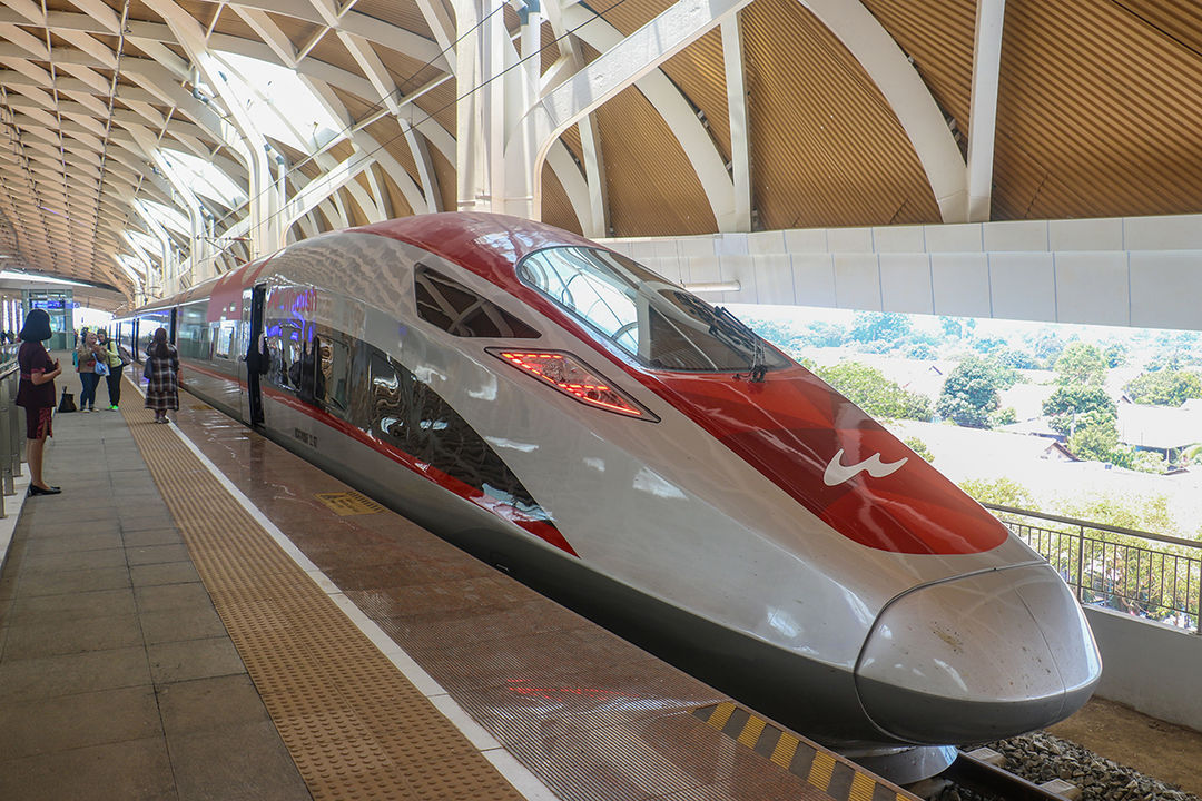 Kereta Cepat Whoosh saat berhenti di Stasiun Halim, Sabtu 28 Oktober 2023 (Foto: Khafidz Abdulah/ Trenasia)