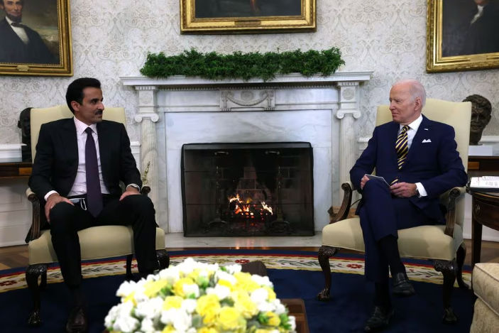 Presiden AS Joe Biden dan Emir Qatar Sheikh Tamim bin Hamad al-Thani di Oval Office Gedung Putih di Washington (Reuters/Leah Millis)