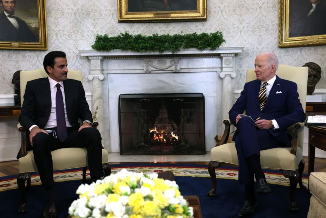 Presiden AS Joe Biden dan Emir Qatar Sheikh Tamim bin Hamad al-Thani di Oval Office Gedung Putih di Washington (Reuters/Leah Millis)