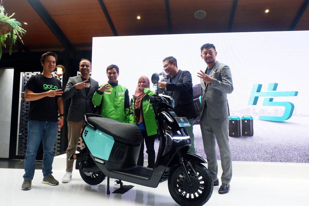 (Ki-Ka)Head of Driver Strategy Gojek Paul Bastian - Chief of Transport Officer On-Demand Services Grup GoTo Shobhit Singhal - perwakilan mitra driver Gojek - Managing Director Electrum Patrick Adhiatmadja - CEO Electrum Jack Yang meresmikan hadirnya motor listrik Electrum H5 sebagai armada terbaru bagi layanan GoRide Electric di Jakarta. Foto : Panji Asmoro/TrenAsia