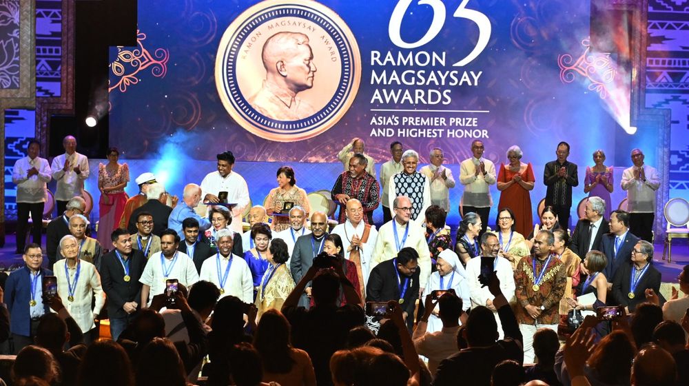 Suasana malam anugerah dan peringatan 65 tahun Ramon Magsaysay Award di gedung Metropolitan Teater, Manila, Filipina. Selain para penerima penghargaan tahun 2023 dan 2021, turut hadir setidaknya 40 penerima penghargaan mewakili tahun-tahun yang berbeda. 
