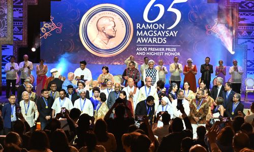 Suasana malam anugerah dan peringatan 65 tahun Ramon Magsaysay Award di gedung Metropolitan Teater, Manila, Filipina. Selain para penerima penghargaan tahun 2023 dan 2021, turut hadir setidaknya 40 penerima penghargaan mewakili tahun-tahun yang berbeda. 