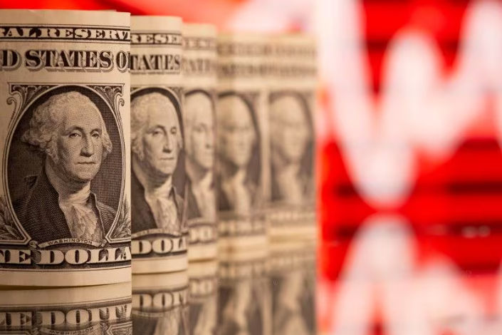 Uang Kertas Satu Dolar AS Terlihat di Depan Grafik Stok (Reuters/Dado Ruvic)