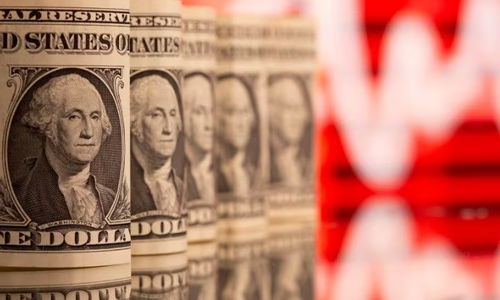 Uang Kertas Satu Dolar AS Terlihat di Depan Grafik Stok