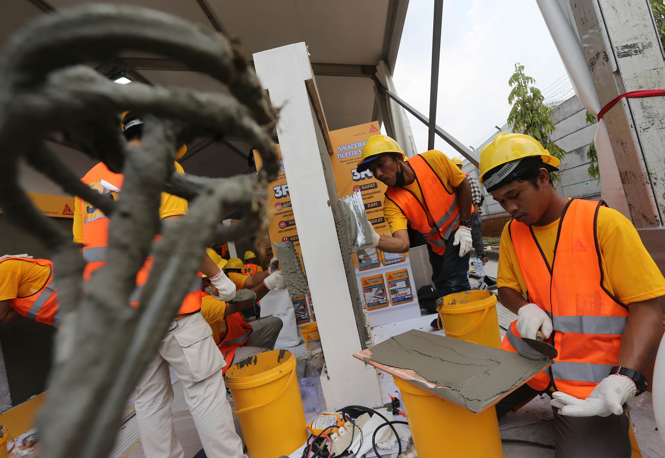 Nampak para peserta Tiler Competition, program kompetisi yang diinisiasi oleh Sika untuk meningkatkan keterampilan para tukang bangunan dalam pemasangan keramik di Cikarang, 12 November 2023. Foto : Panji Asmoro/TrenAsia  