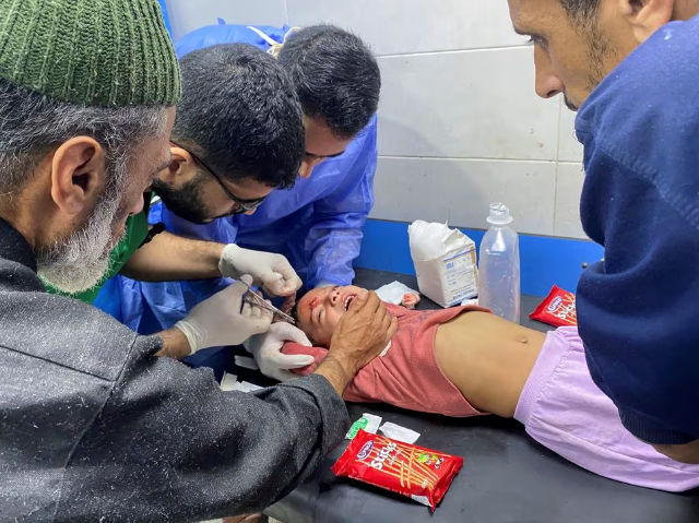 Gadis Palestina Orheen Al-Dayah, yang Terluka di Dahinya dalam Serangan Israel di Tengah Konflik yang Berlangsung Antara Hamas dan Israel (Reuters/Doaa Rouqa)