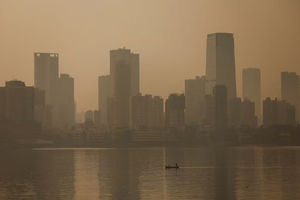 Para Pria Mendayung Perahu di Pagi yang Berkabut di Mumbai, India