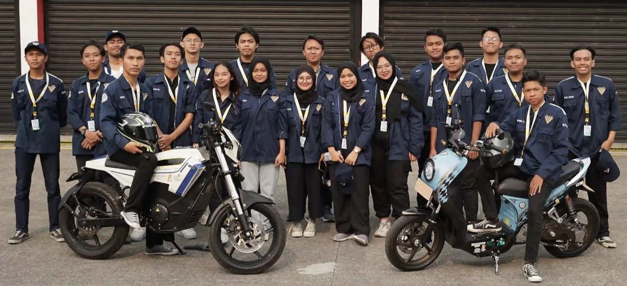 Tim motor listrik Universitas Airlangga yang berjaya di ajanv PLN ICE. 