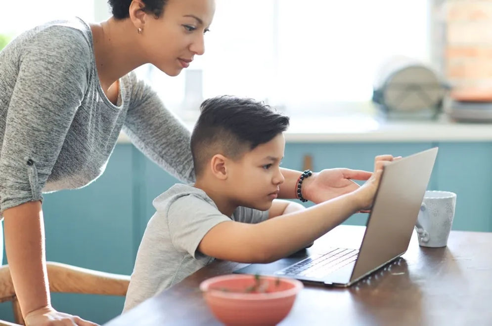 Psikolog sekaligus penulis buku Relationship-Based Treatment of Children and their Parents Kat Scherer, Ph.D dan Elizabeth Sylvester, Ph.D menyebutkan kunci penting membesarkan anak yang disiplin. 