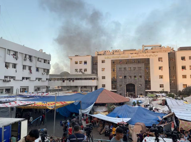Asap Membumbung Tinggi Saat Pengungsi Palestina Berlindung di Rumah Sakit Al Shifa (Reuters/Doaa Rouqa)
