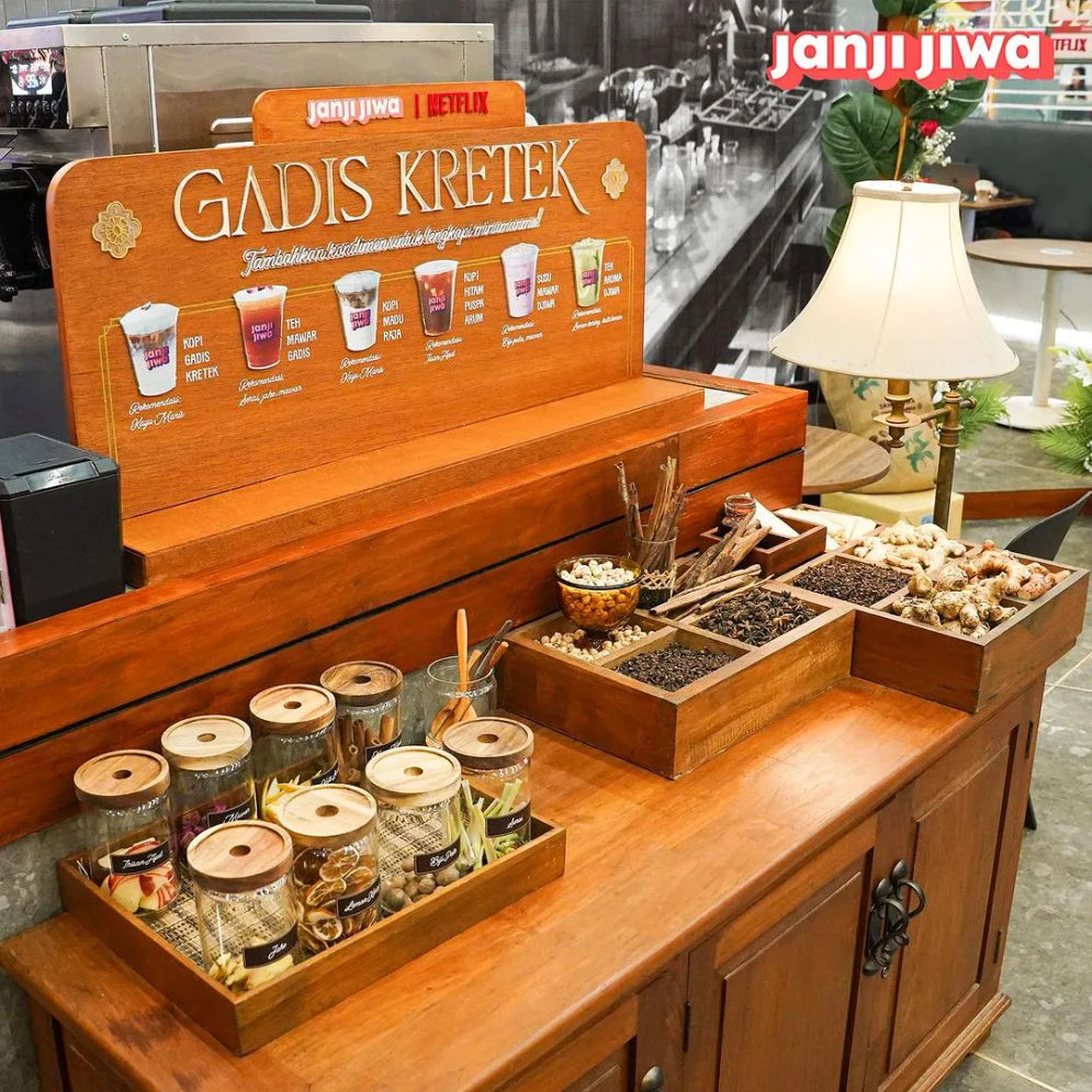 Demam serial original Netflix Indonesia, Gadis Kretek memberikan inspirasi bisnis bagi Janji Jiwa. Brand kopi lokal ini mengubah salah satu outletnya di Gandaria City menjadi “The Sauce Room”.