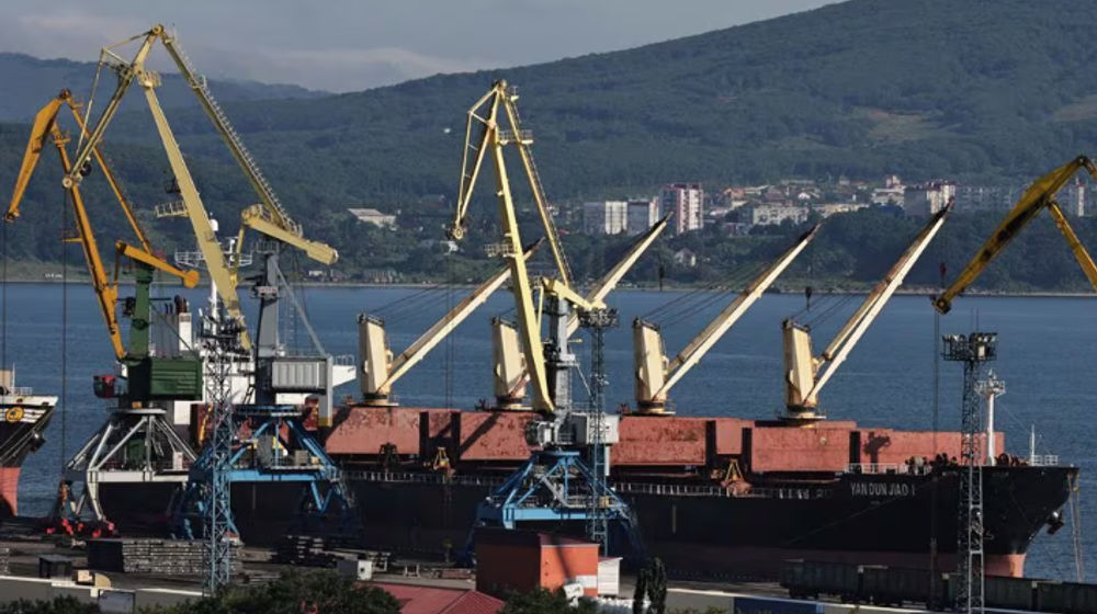 Pengangkut Curah Yan Dun Jiao 1 di Pelabuhan Peti Kemas Vostochny di tepi Teluk Nakhodka