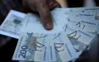 Uang Kertas 200 Reais Terlihat Setelah Bank Sentral Brasil Menerbitkan Uang Kertas Baru di Brasilia