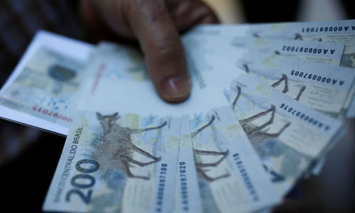 Uang Kertas 200 Reais Terlihat Setelah Bank Sentral Brasil Menerbitkan Uang Kertas Baru di Brasilia