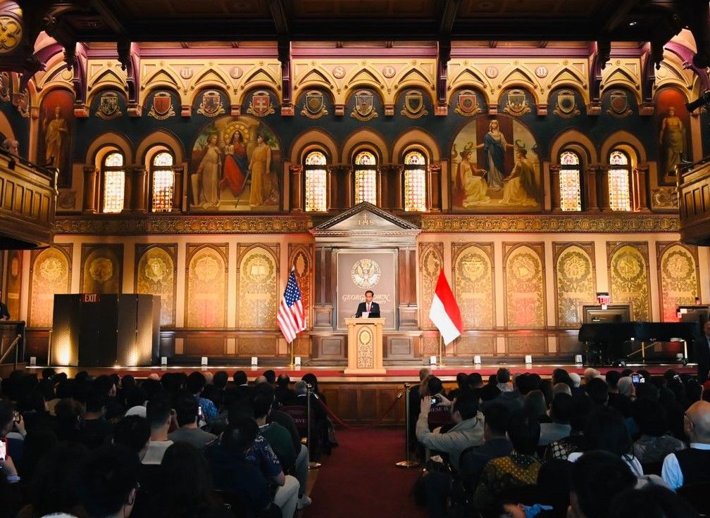 Presiden Jokowi saat memberikan kuliah umum di Gaston Hall, Gedung Healy, Georgetown University, Washington DC, Amerika Serikat, Senin, 13 November 2023