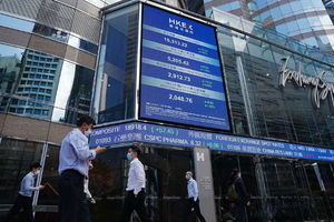Orang-Orang Berjalan Melewati Layar yang Menampilkan Indeks Saham Hang Seng di Central district, Hong Kong