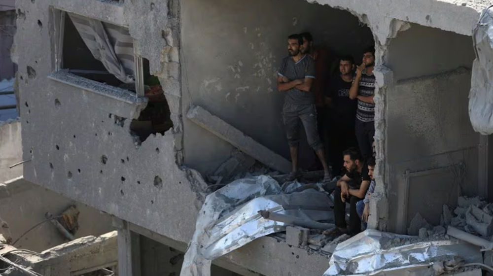 Warga Palestina Mengamati Saat Orang Lain Mencari Korban Sehari Setelah Serangan Israel 