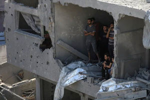 Warga Palestina Mengamati Saat Orang Lain Mencari Korban Sehari Setelah Serangan Israel 