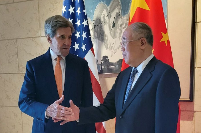 Presiden AS untuk Iklim John Kerry Berjabat Tangan dengan Mitranya dari China Xie Zhenhua (Reuters/Valerie Volcovici)