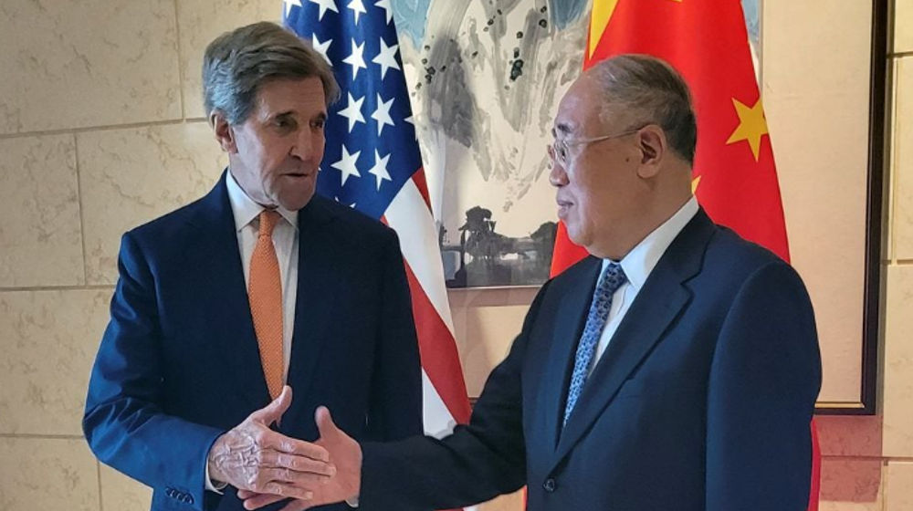 Presiden AS untuk Iklim John Kerry Berjabat Tangan dengan Mitranya dari China Xie Zhenhua