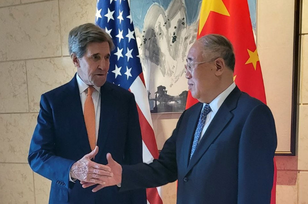 Presiden AS untuk Iklim John Kerry Berjabat Tangan dengan Mitranya dari China Xie Zhenhua (Reuters/Valerie Volcovici)