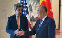 Presiden AS untuk Iklim John Kerry Berjabat Tangan dengan Mitranya dari China Xie Zhenhua