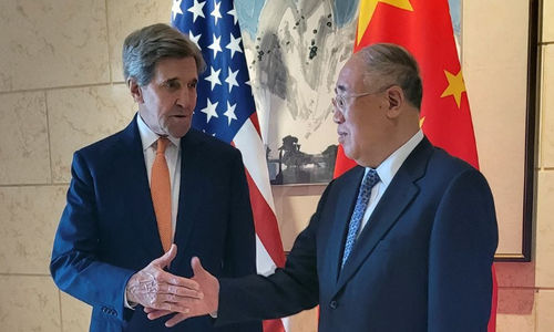 Presiden AS untuk Iklim John Kerry Berjabat Tangan dengan Mitranya dari China Xie Zhenhua