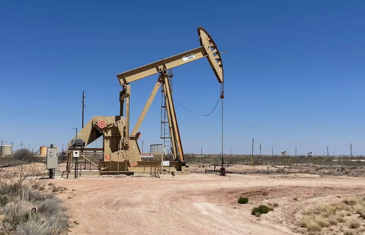 Dongkrak Pompa Minyak Terlihat di Artesia, New Mexico (Reuters/Liz Hampton)