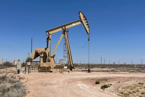 Dongkrak Pompa Minyak Terlihat di Artesia, New Mexico