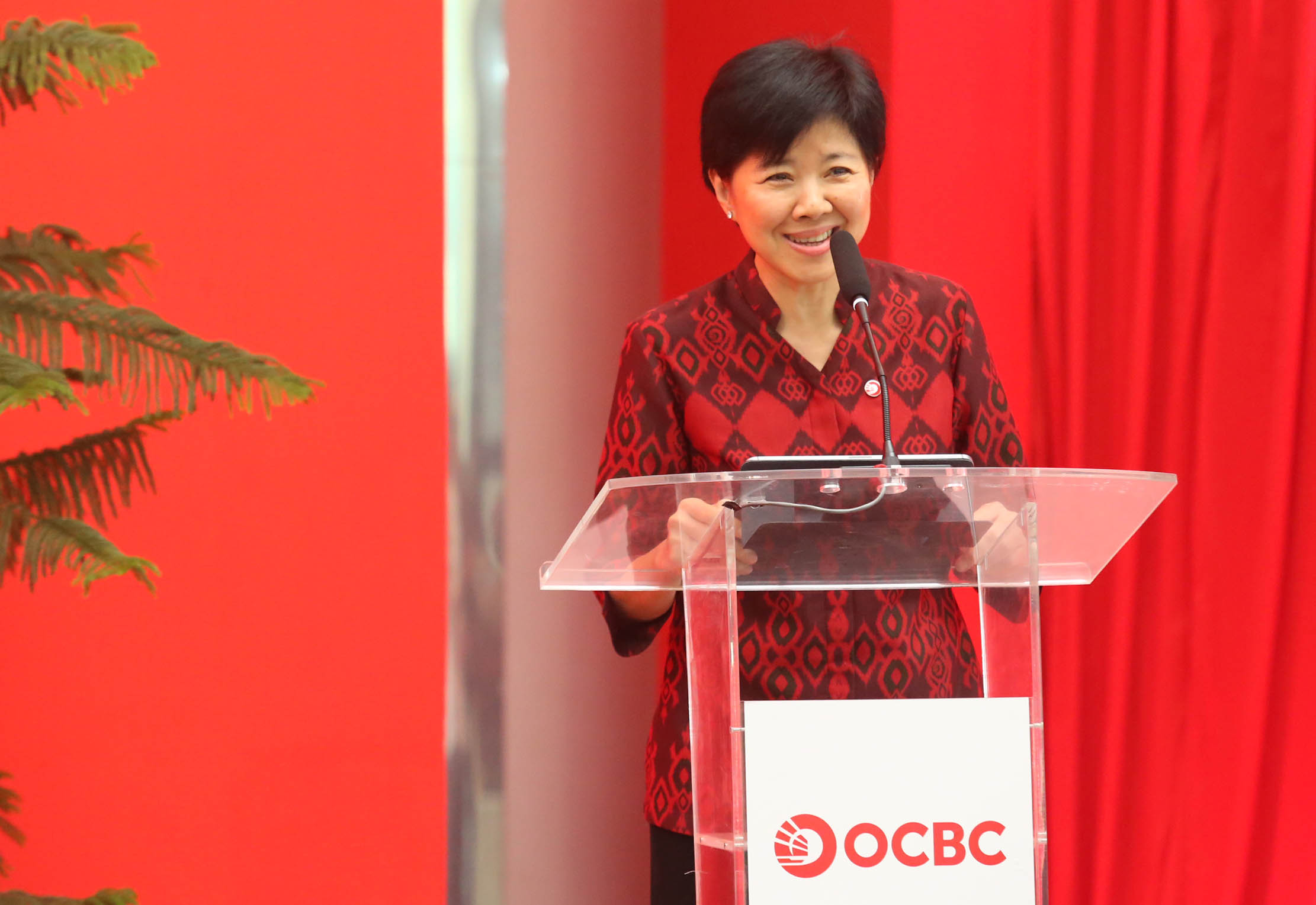 Presiden Direktur OCBC Indonesia Parwati Surjaudaja  saat peluncuran logo terbaru OCBC di Jakarta, 14 November 2023. Foto : Panji Asmoro/TrenAsia