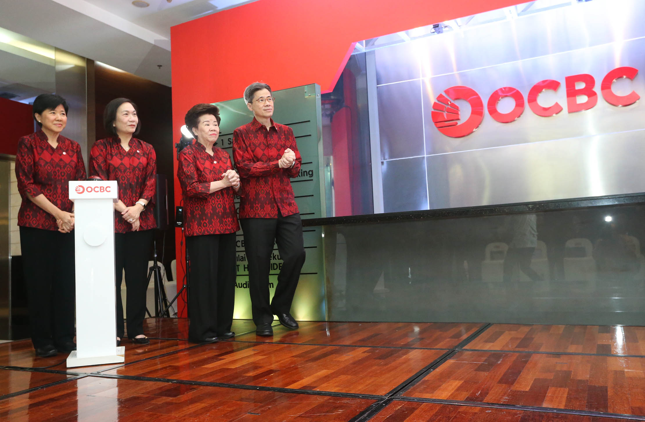 Dari ki-ka : Presiden Direktur OCBC Indonesia Parwati Surjaudaja - Group Chief Executive Officer of OCBC Helen Wong - Lelarati Lukman - Presiden Komisaris OCBC Indonesia Pramukti Surjaudaja saat peluncuran logo terbaru OCBC di Jakarta, 14 November 2023. Foto : Panji Asmoro/TrenAsia