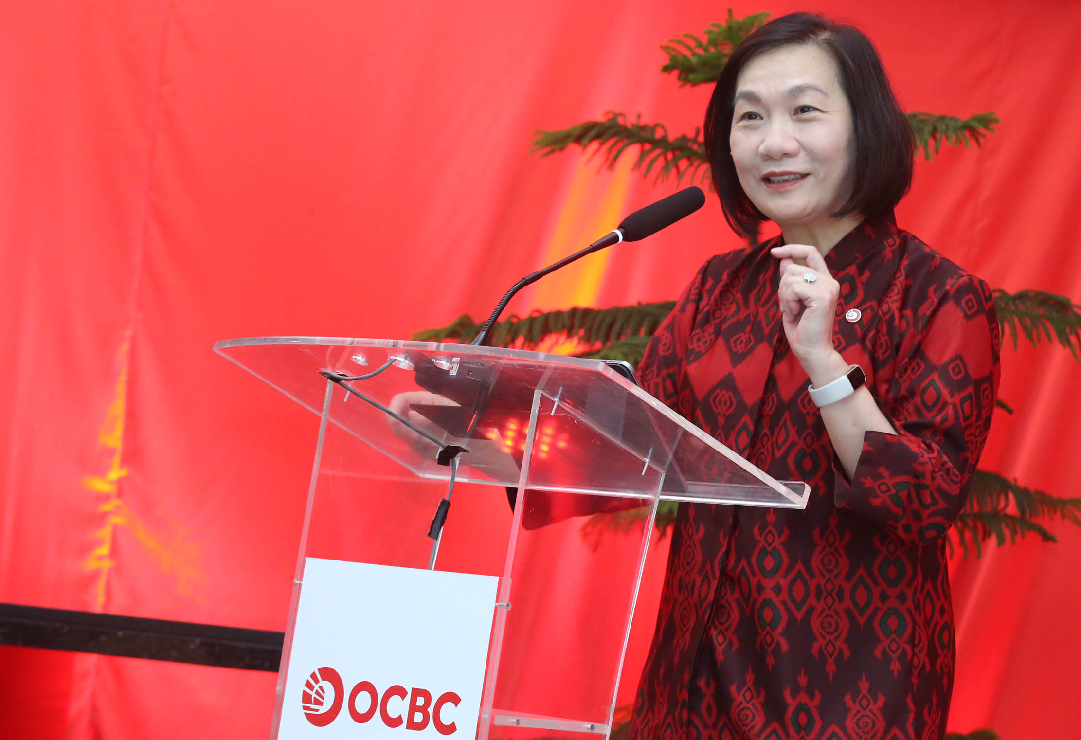 Group Chief Executive Officer of OCBC Helen Wong saat peluncuran logo terbaru OCBC di Jakarta, 14 November 2023. Foto : Panji Asmoro/TrenAsia