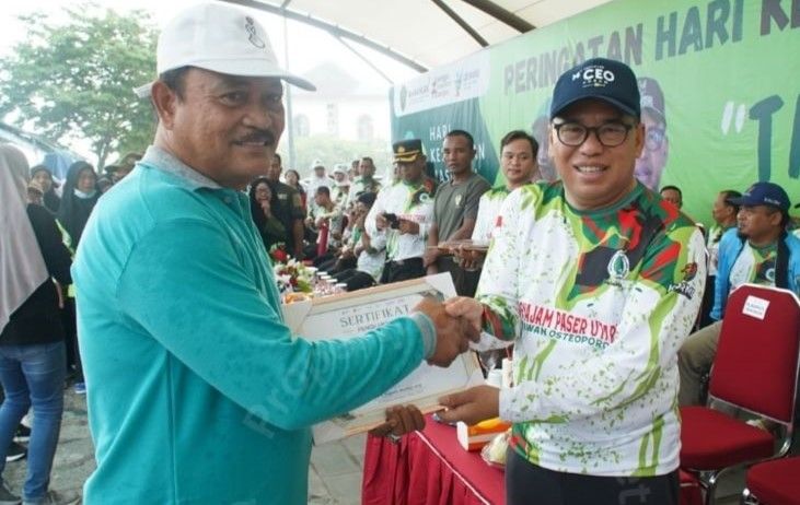 Pj Bupati PPU, Makmur Marbun menyerahkan penghargaan kepada tenaga kesehatan berprestasi. (FOTO: BIRO ADPIM PPU)